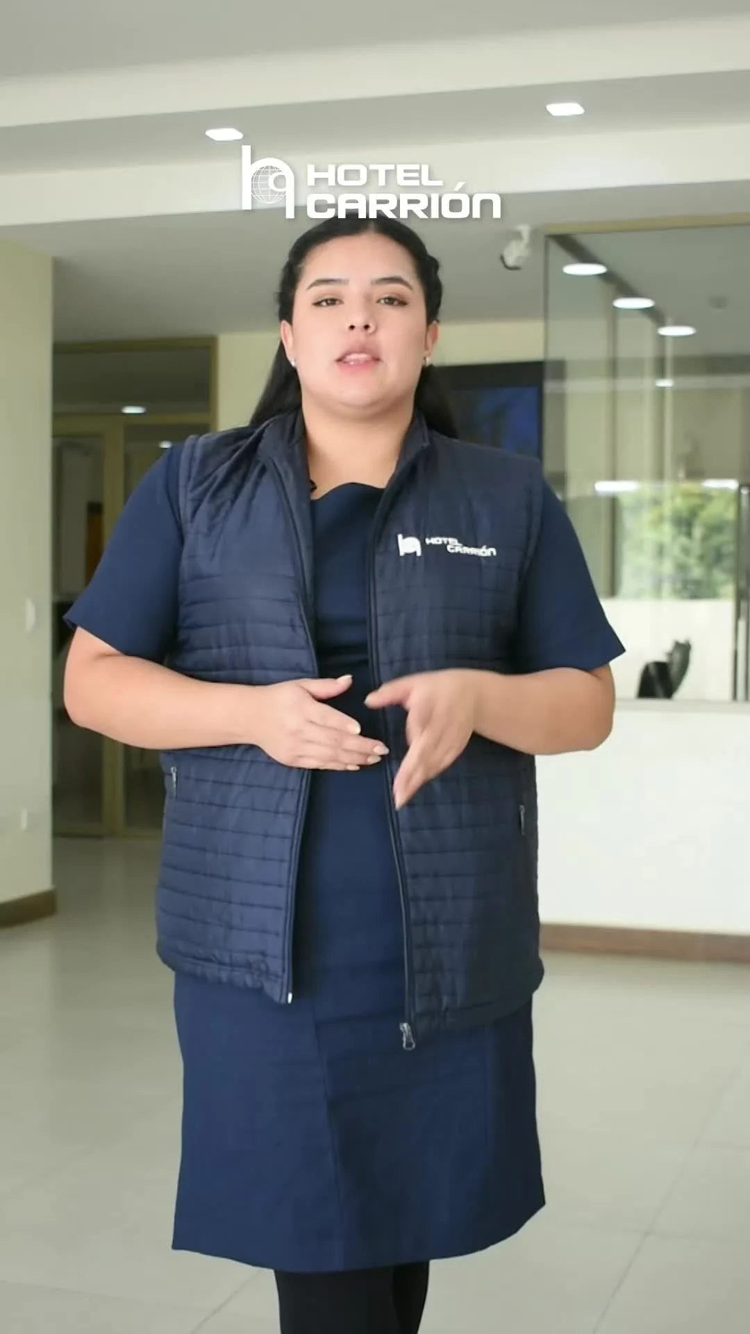 Ana Paulina presentando contenido para Hotel Carrión